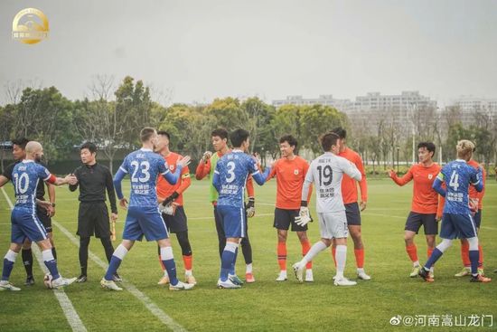 第17分钟，鲍文弧顶得球，外围尝试一脚低射，这球威胁不大，偏出立柱。